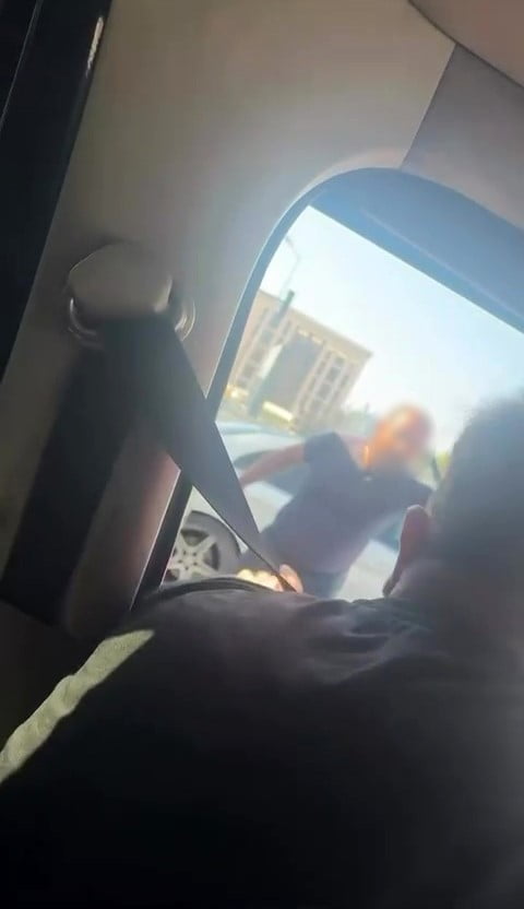 MİNİBÜS ŞOFÖRÜ İLE OTOMOBİL SÜRÜCÜSÜ ARASINDAKİ GERGİNLİK KAMERAYA YANSIDI