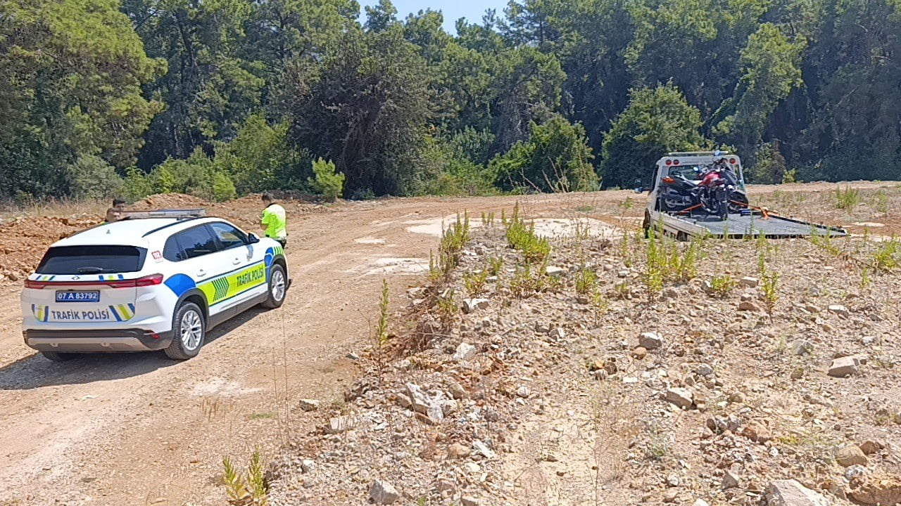 MOTOSİKLET 1 AY SÜREYLE TRAFİKTEN MEN EDİLEREK YEDİEMİN OTOPARKINA ÇEKİLDİ.