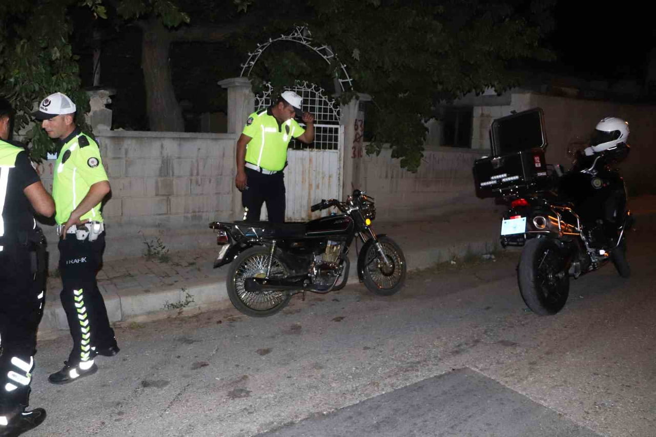 MOTOSİKLET 4 AY SÜREYLE TRAFİKTEN MEN EDİLEREK ÇEKİCİYLE OTOPARKA GÖTÜRÜLDÜ.