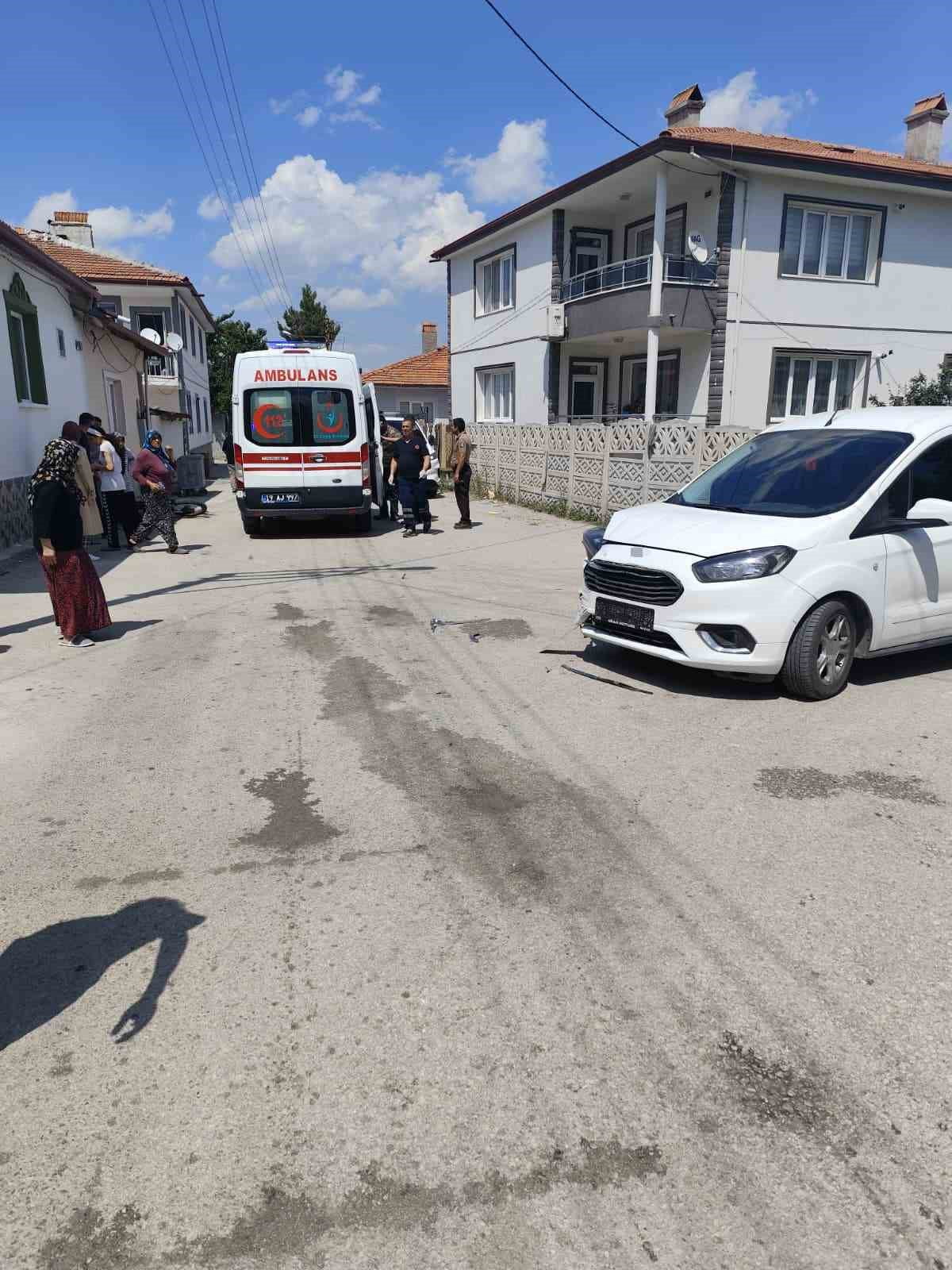 MOTOSİKLETLE OTOMOBİLİN ÇARPIŞTIĞI KAZADA MOTOSİKLET SÜRÜCÜSÜ YARALANDI