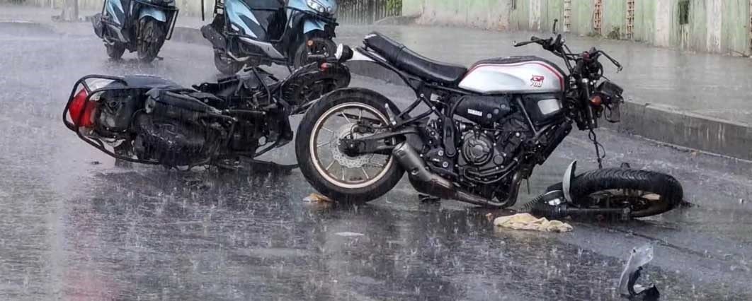 MOTOSİKLETLERİN ÇARPIŞMASI SONUCU 1 KİŞİ HAYATINI KAYBETTİ, 1 KİŞİ İSE AĞIR YARALANDI.