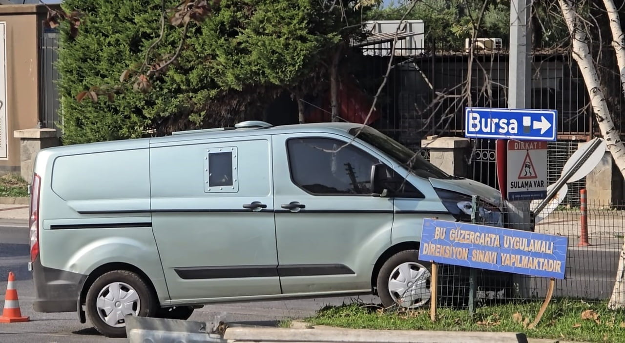 MUDANYA'DA, ZIRHLI BANKA ARACI KAVŞAKTAN ÇIKAN BAŞKA BİR ARACA ÇARPMAMAK İÇİN YAPTIĞI MANEVRA...