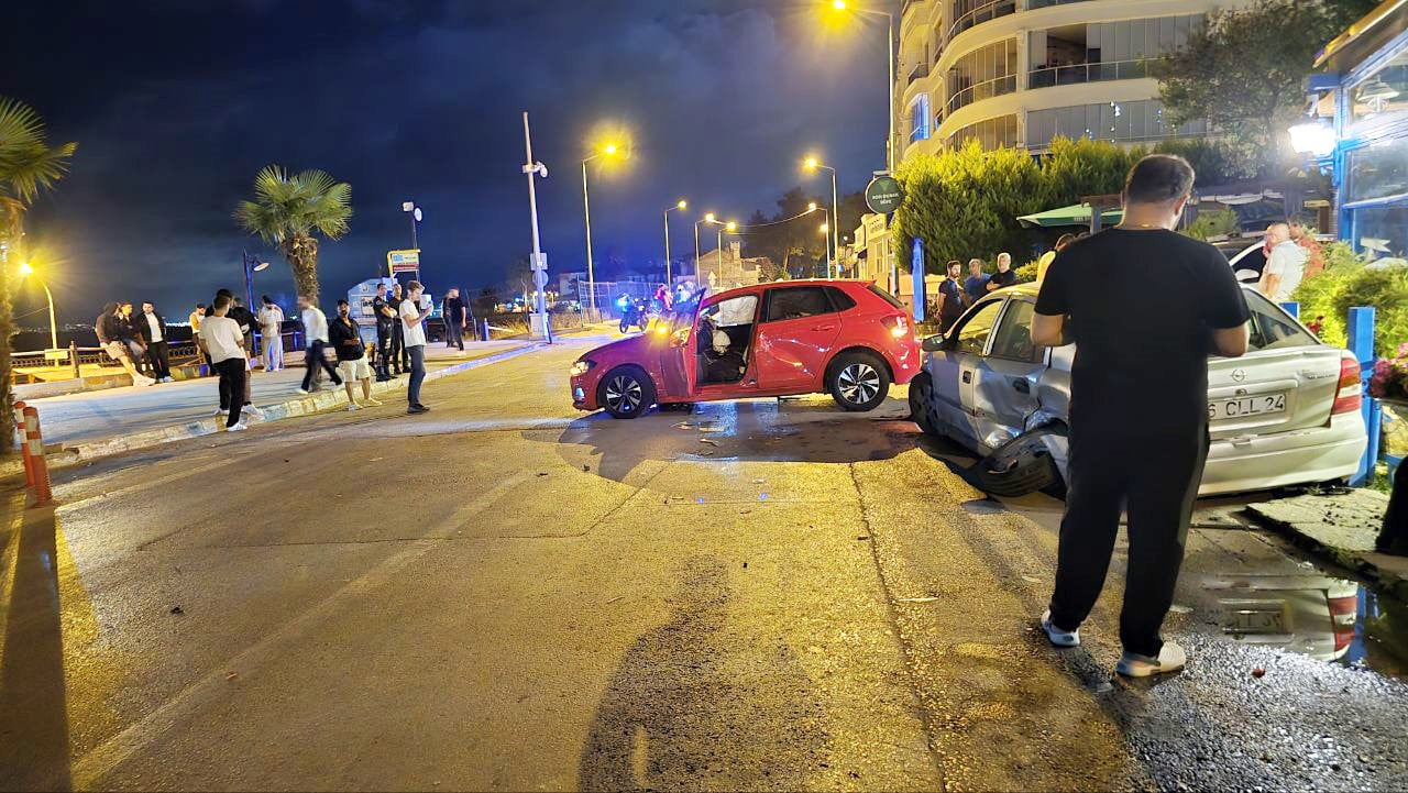 MUDANYA İLÇESİNDE İKİ OTOMOBİLİN ÇARPIŞMASI SONUCU 4 KİŞİ YARALANDI