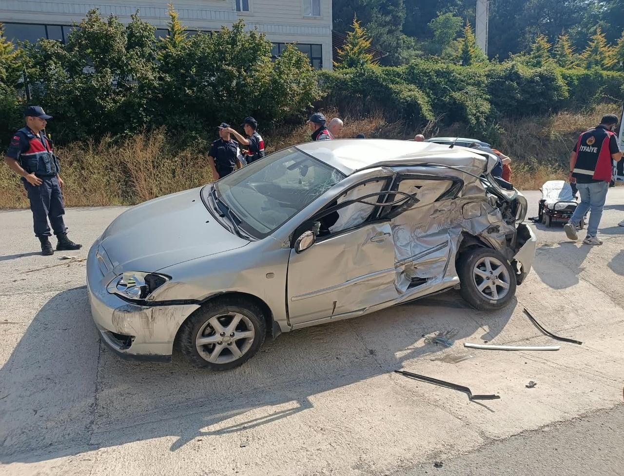 MUDURNU İLÇESİNDE KAMYON İLE OTOMOBİLİN ÇARPIŞTIĞI KAZADA, BİRİ ÇOCUK 3 KİŞİ...