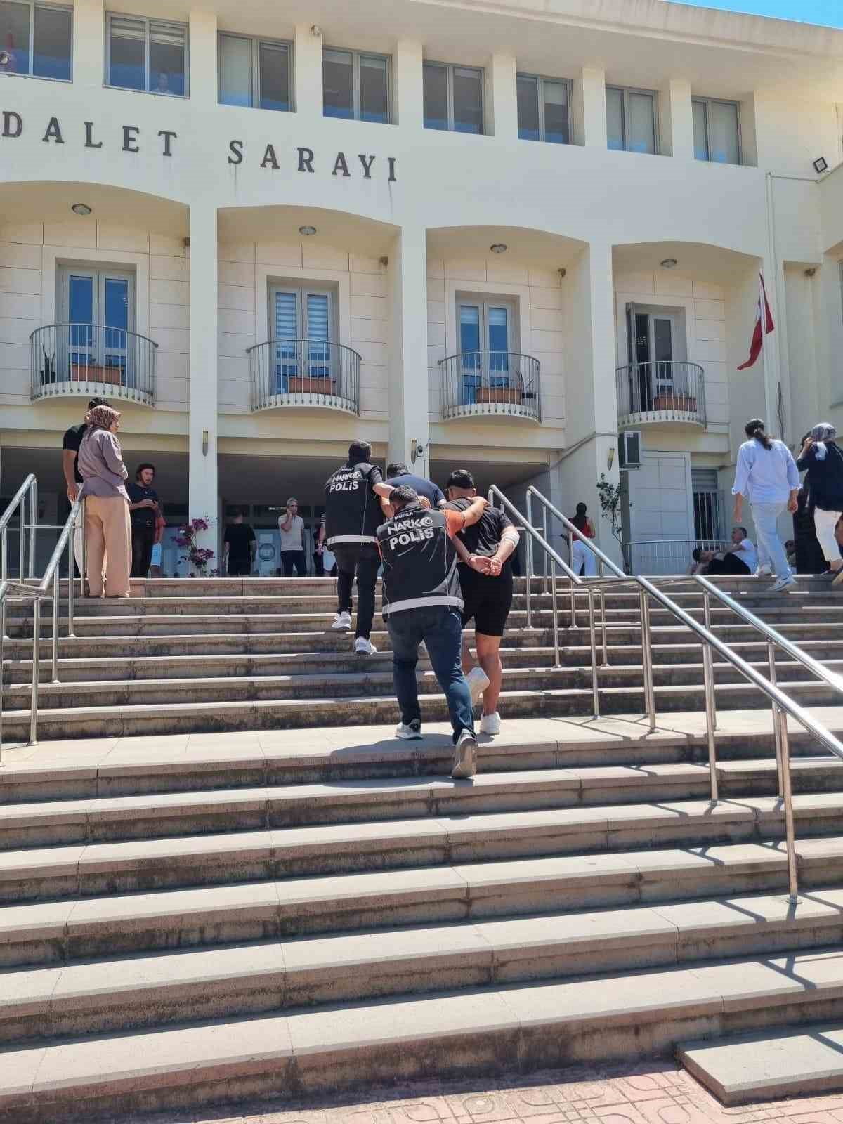 MUĞLA'NIN BODRUM İLÇESİNDE DÜZENLENEN UYUŞTURUCU OPERASYONUNDA GÖZALTINA ALINAN 5 ŞÜPHELİDEN 2'Sİ...