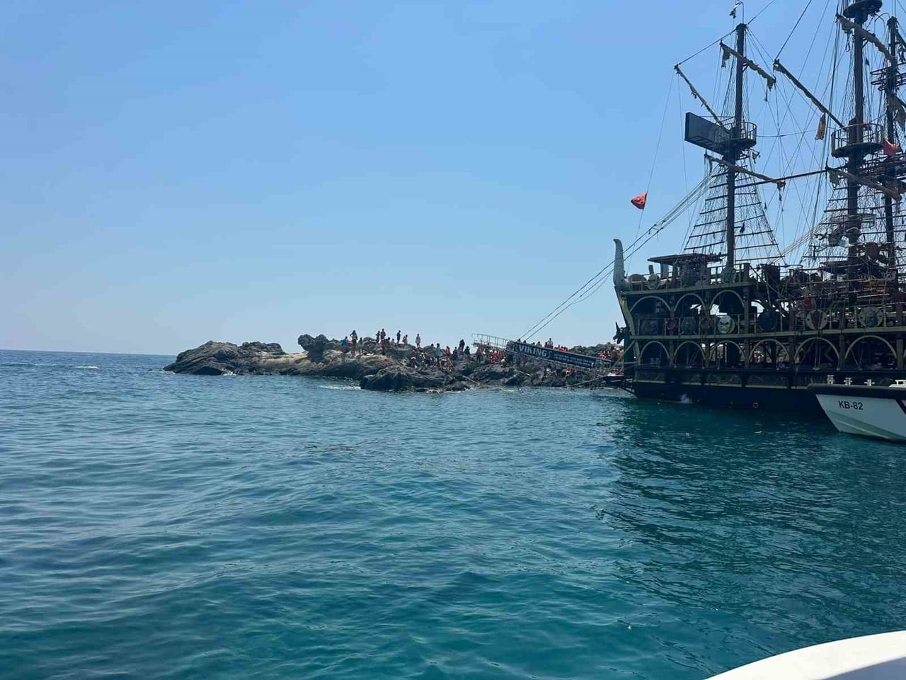 MUĞLA'NIN FETHİYE İLÇESİNDE BİR GEZİ TEKNESİNİN SU ALMASI SEBEBİYLE, TEKNEDE BULUNAN 100 YOLCU...
