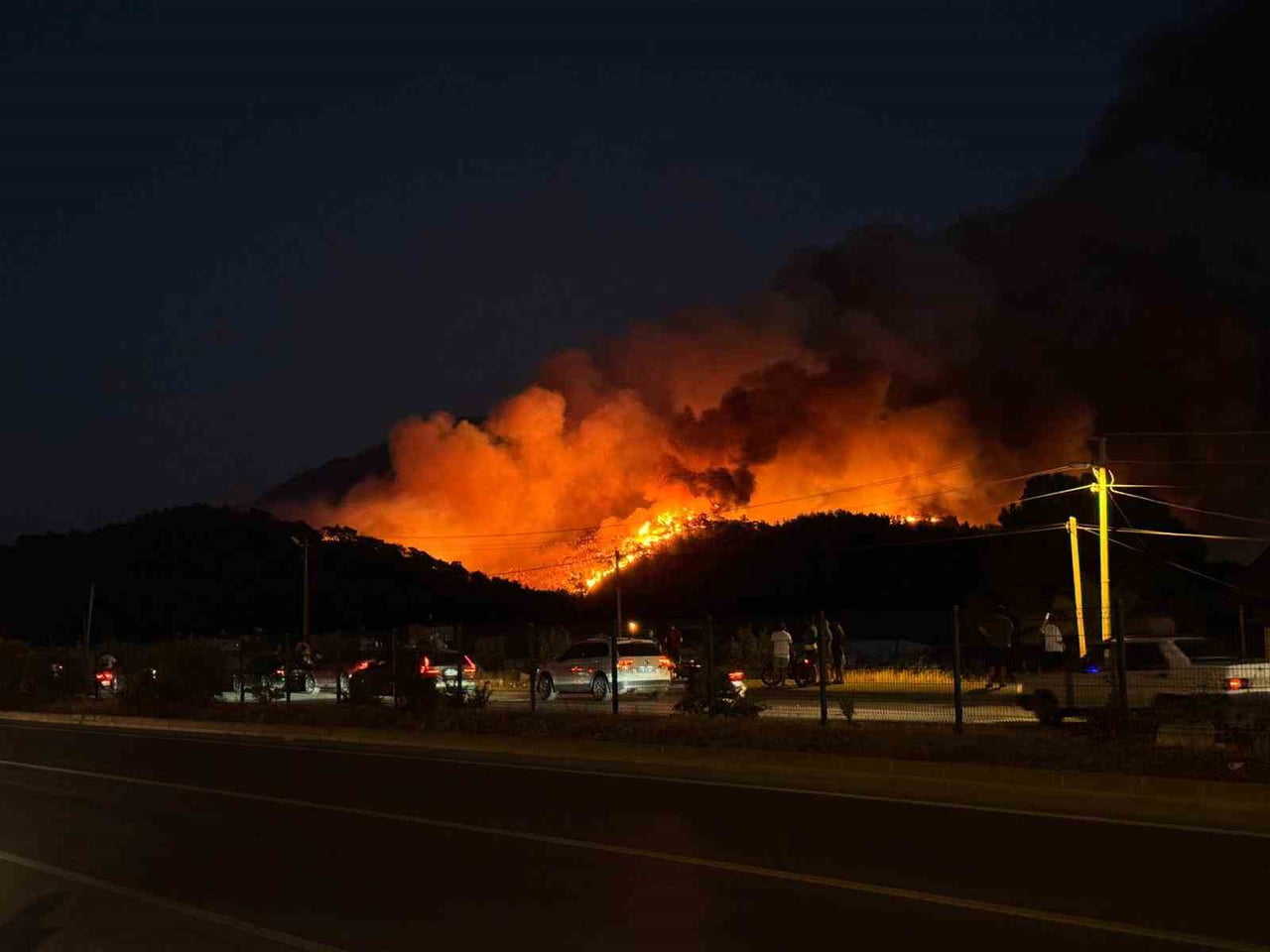 MUĞLA'NIN FETHİYE İLÇESİNDE ORMANLIK ALANDA ÇIKAN VE RÜZGARIN ŞİDDETİYLE BÜYÜYEN YANGINDA ALEVLER...