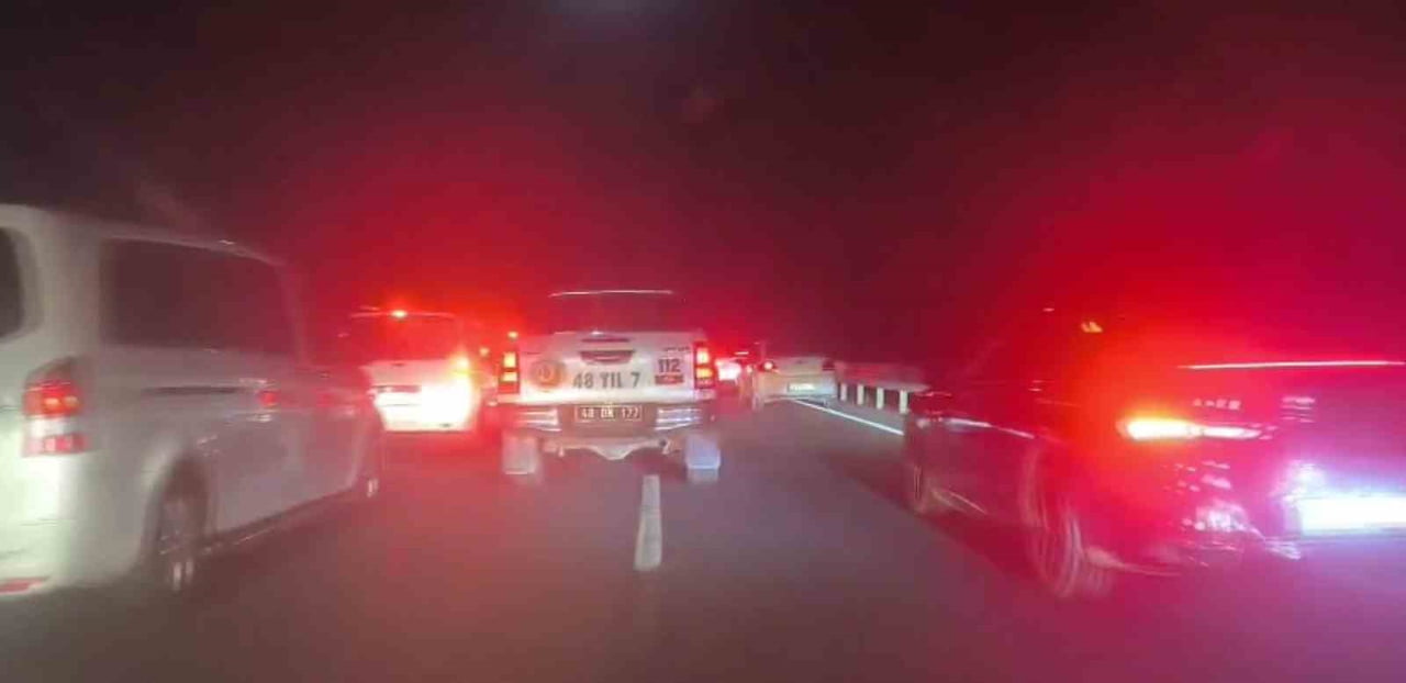 MUĞLA'NIN KÖYCEĞİZ İLÇESİNDE YAKIT TANKERİNDE ÇIKAN VE ORMANLIK ALANA SIÇRAYAN YANGIN, EKİPLERİN...