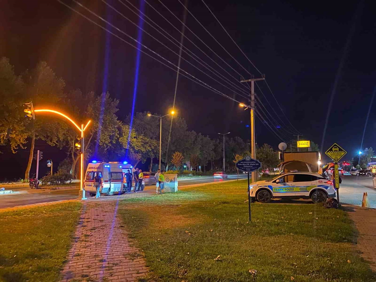 MUĞLA'NIN MENTEŞE İLÇESİNDE KIRMIZI IŞIKTA BEKLEYEN MOTOSİKLETE ARKADAN ÇARPAN ARAÇ SÜRÜCÜSÜ...
