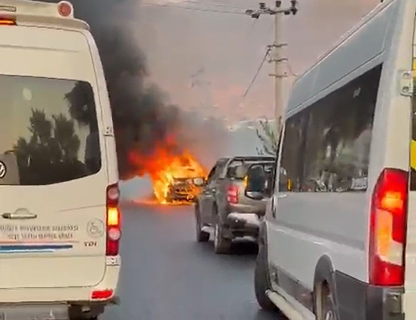 MUĞLA'NIN MİLAS İLÇESİNDE SEYİR HALİNDE OLAN OTOMOBİLDE HENÜZ BİLİNMEYEN BİR NEDENLE YANGIN...