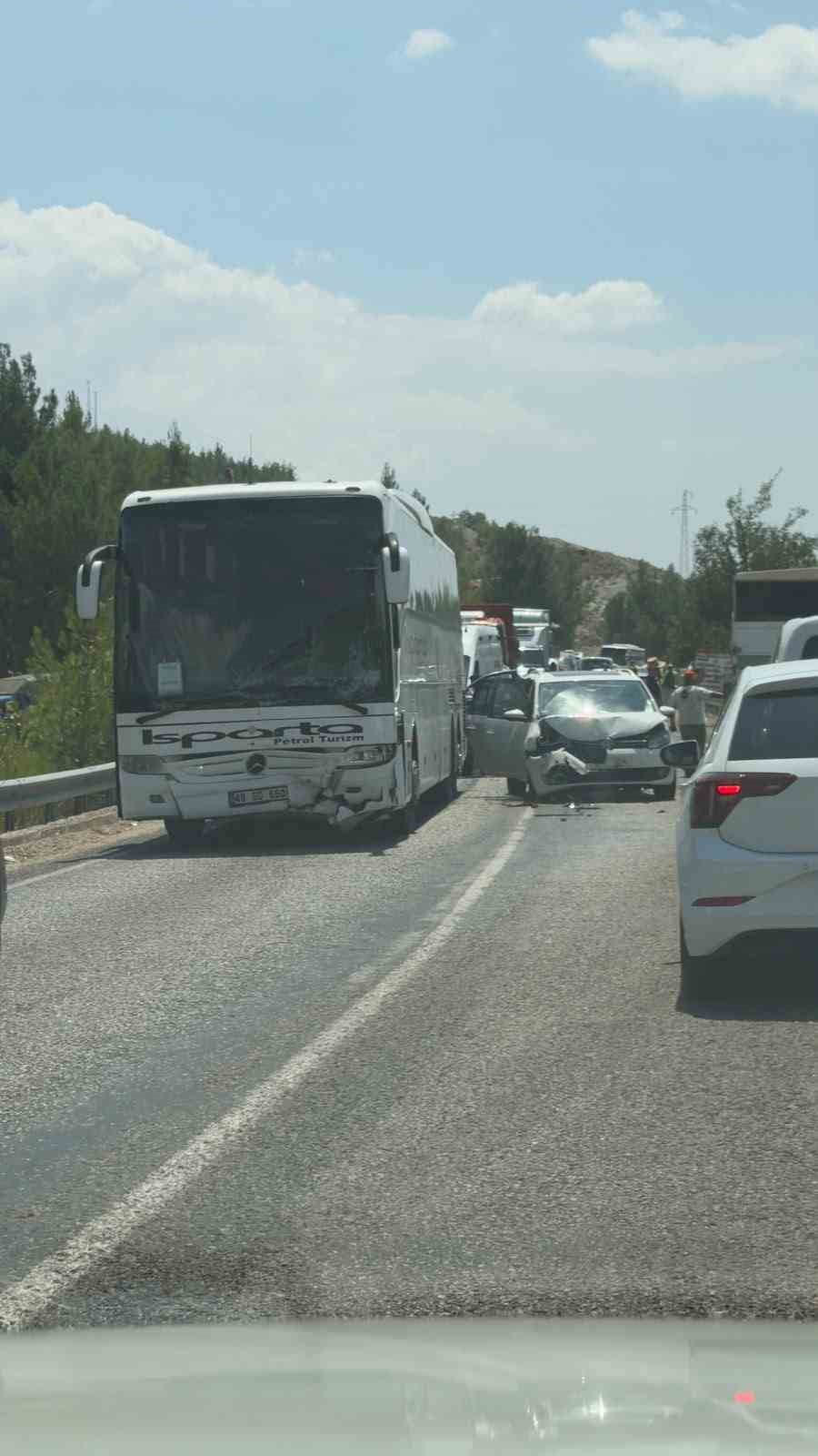 MUĞLA'NIN SEYDİKEMER İLÇESİ SÖĞÜT YOLU BAYIRKÖY MEVKİİNDE YOLCU OTOBÜSÜ İLE TİCARİ ARACIN...