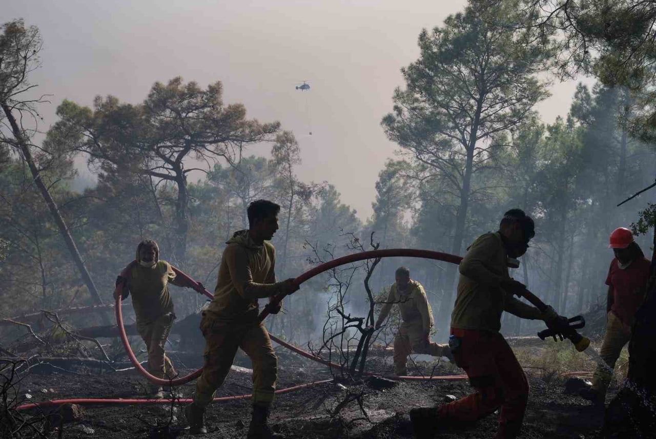 MUĞLA'NIN SEYDİKEMER İLÇESİNDE BAŞLAYIP ANTALYA'NIN KAŞ İLÇESİNE KADAR İLERLEYEN ORMAN YANGINI...