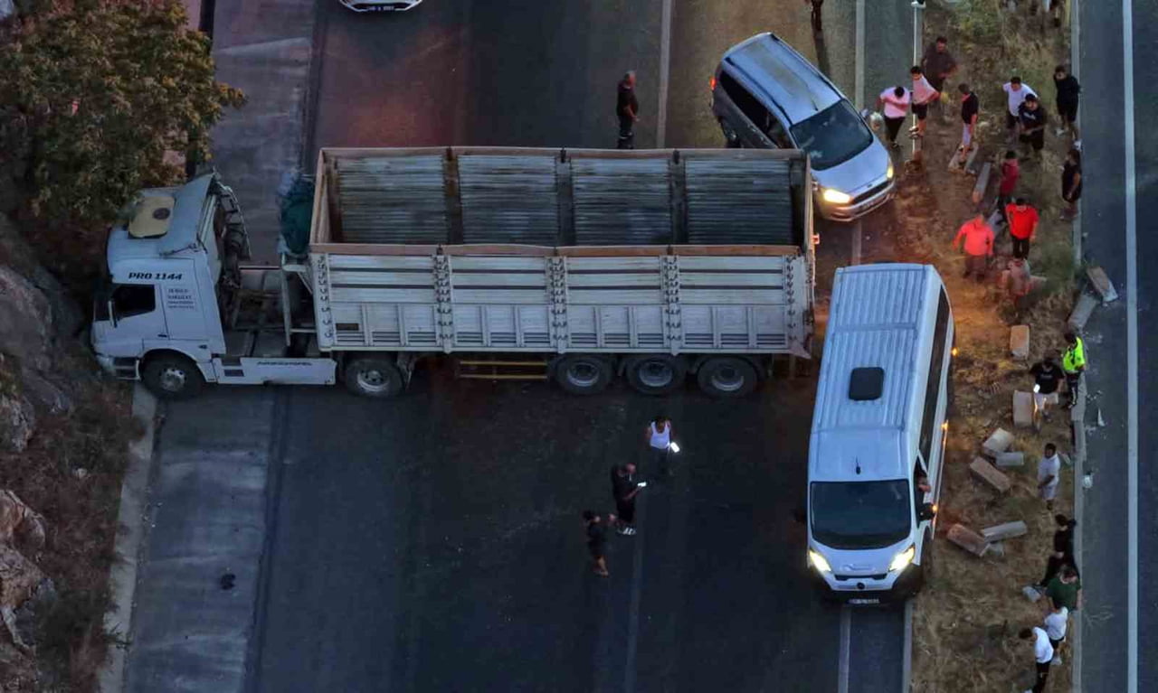 MUĞLA-AYDIN KARAYOLU YATAĞAN DEVLET HASTANESİ KAVŞAĞI YAKIN BÖLGEDE MEYDANA GELEN TRAFİK KAZASINDA...
