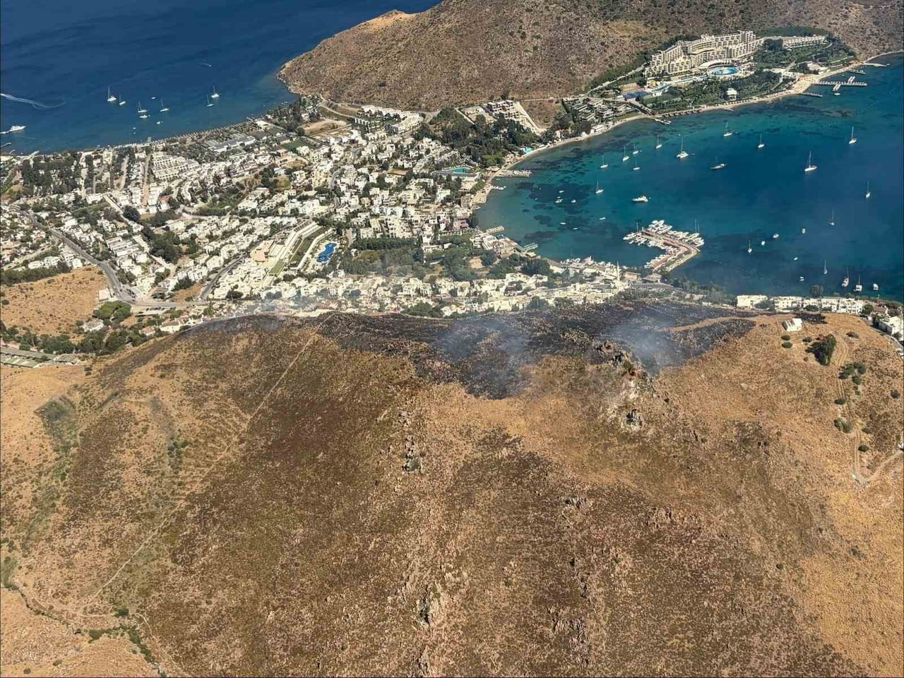 MUĞLA’NIN BODRUM İLÇESİNDE ÇIKAN YANGIN, HAVADAN VE KARADAN MÜDAHALEYLE KONTROL ALTINA...