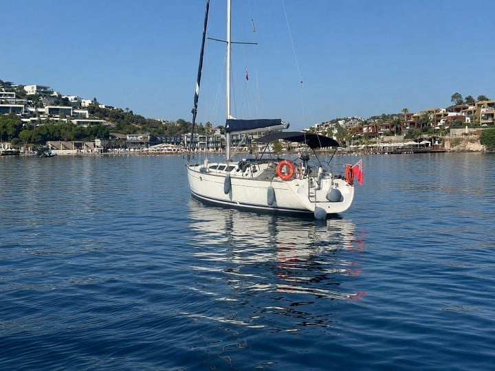 MUĞLA’NIN BODRUM İLÇESİNDE YELKENLİ TEKNEDE 16’SI ÇOCUK 61 GÖÇMEN YAKALANDI.