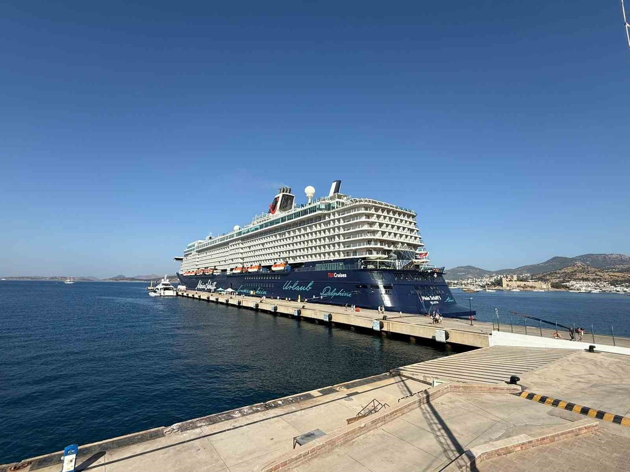 MUĞLA’NIN BODRUM İLÇESİNE GELEN 620 MİLYON DOLAR DEĞERİNDEKİ "MEİN SCHİFF 5" ADLI YOLCU GEMİSİ...