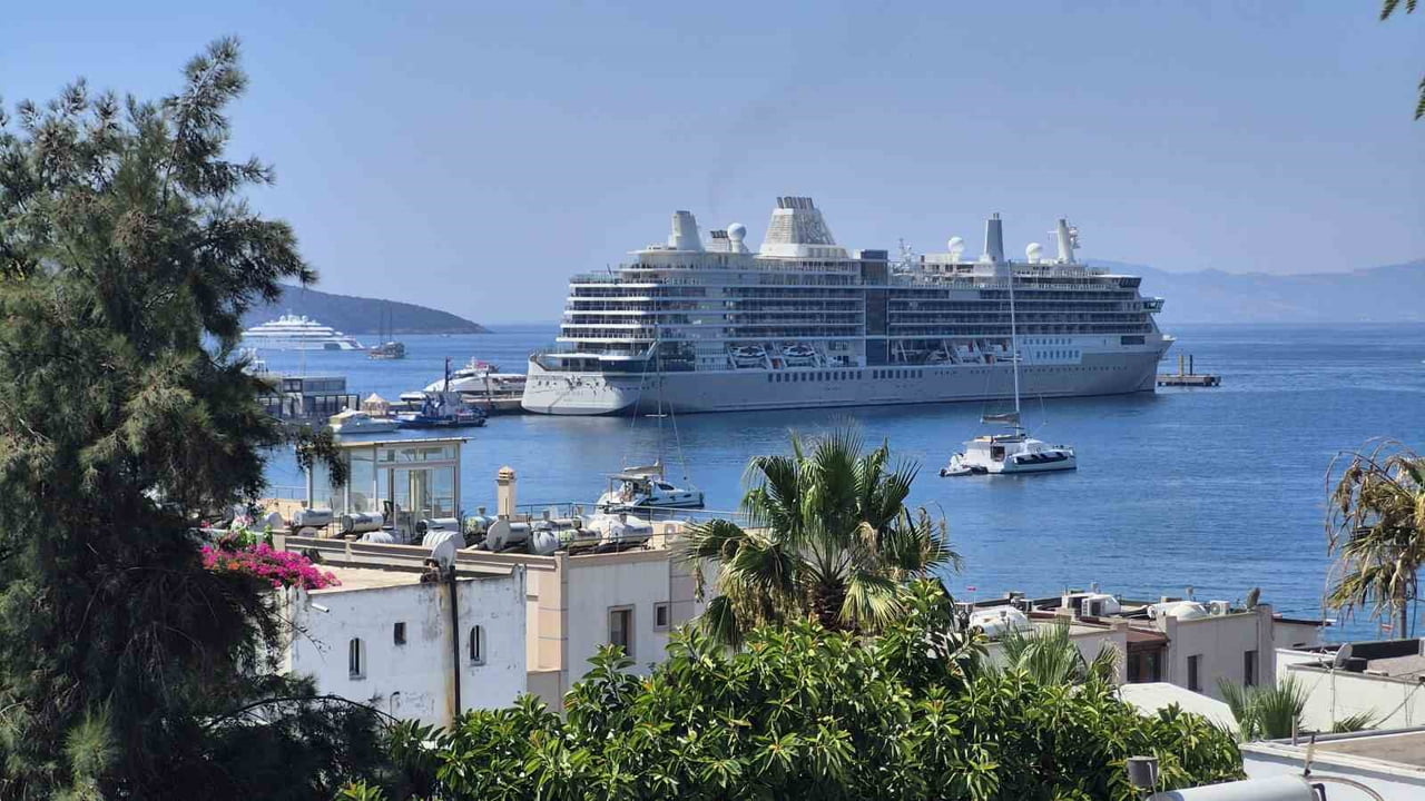 MUĞLA’NIN BODRUM İLÇESİNE GELEN SİLVER NOVA VE ASTORİA GRANDE ADLI YOLCU GEMİLERİ 1.144 YOLCU...