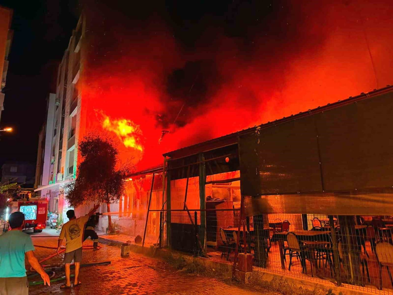 MUĞLA’NIN DALAMAN İLÇESİNDE BİR İŞYERİNDE BAŞLAYAN YANGIN, BİTİŞİĞİNDEKİ İŞLETMEYE DE SIÇRAMASI...