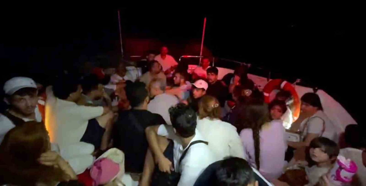 MUĞLA’NIN DATÇA İLÇESİ AÇIKLARINDA 2 CAN SALI İÇİNDE YUNANİSTAN SAHİL GÜVENLİK UNSURLARI...