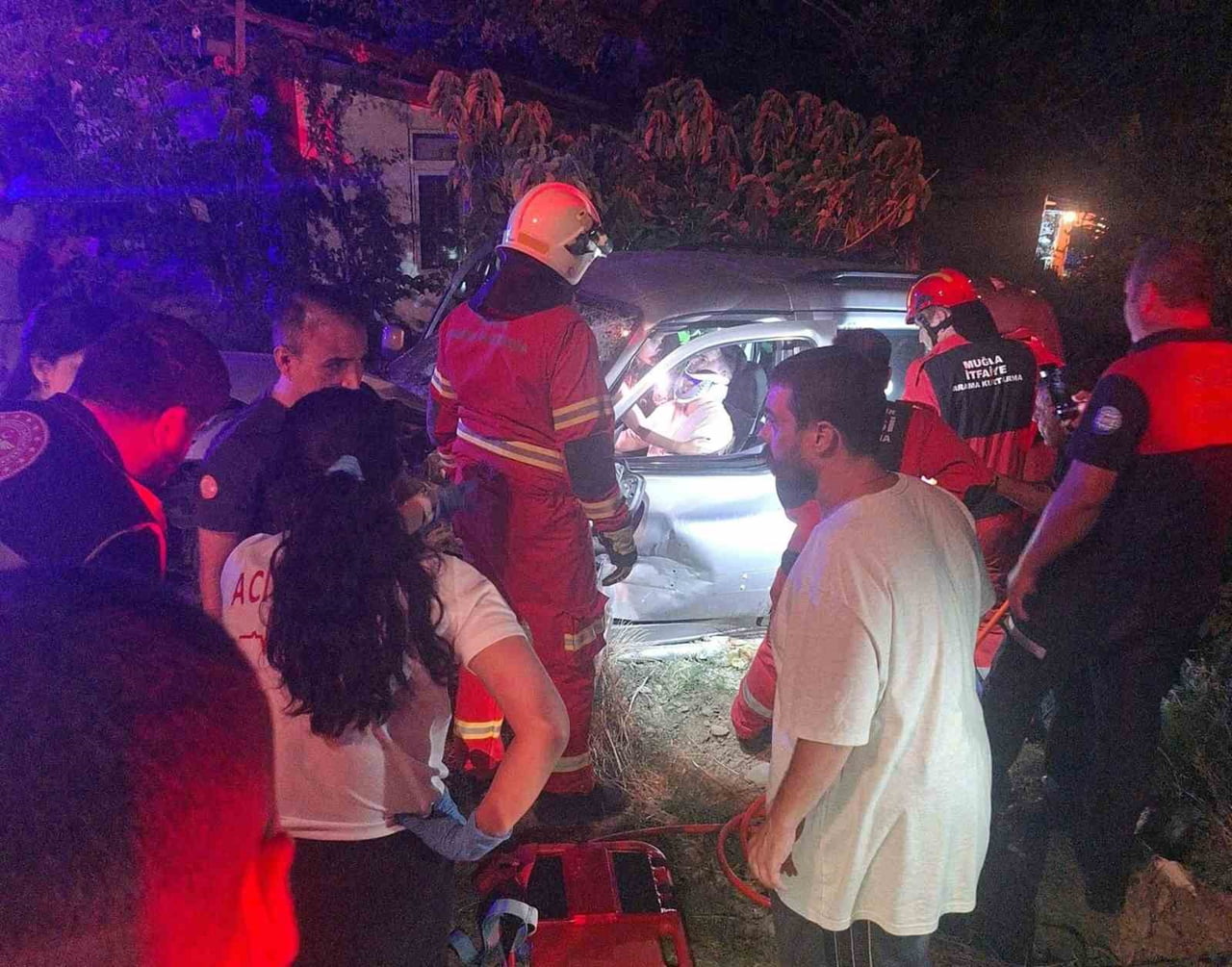 MUĞLA’NIN DATÇA İLÇESİNDE İKİ ARACIN KARIŞTIĞI KAZADA ARAÇ İÇİNDE SIKIŞAN VATANDAŞ İTFAİYE...