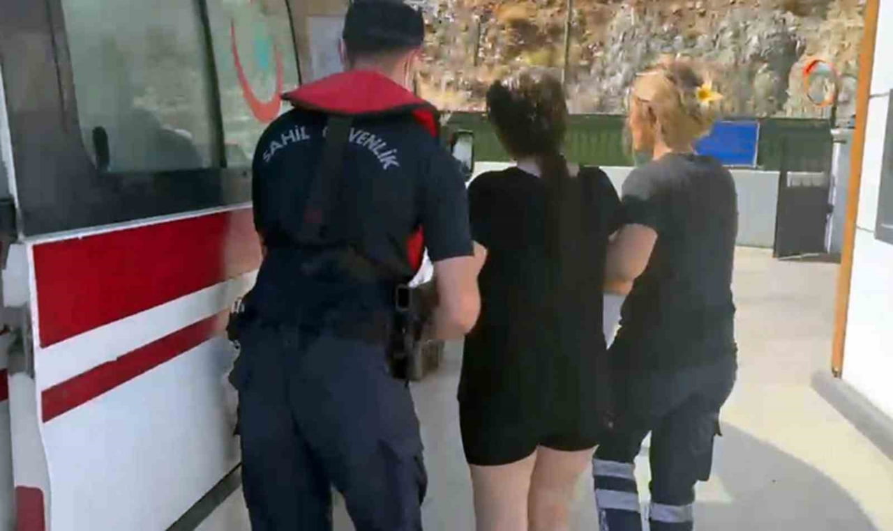 MUĞLA’NIN FETHİYE İLÇESİ AÇIKLARINDA SEYREDEN GEZİ TEKNESİNDE RAHATSIZLANAN VATANDAŞ SAHİL...