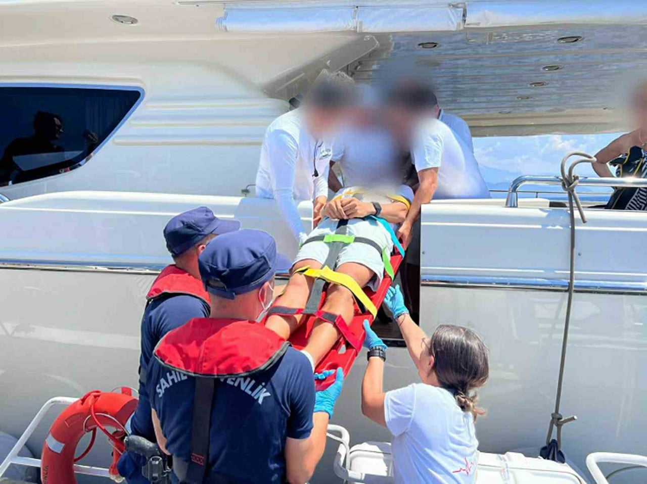 MUĞLA’NIN FETHİYE İLÇESİ AÇIKLARINDA SEYREDEN ÖZEL TEKNEDE YARALANAN VATANDAŞ SAHİL GÜVENLİK...