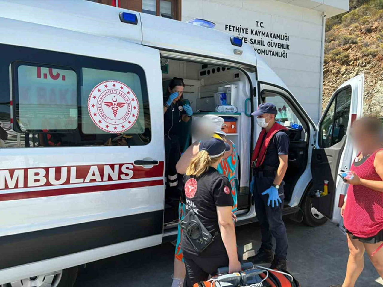 MUĞLA’NIN FETHİYE İLÇESİ AÇIKLARINDA SEYREDEN TİCARİ YATTA YARALANAN BİR VATANDAŞ, SAHİL GÜVENLİK...