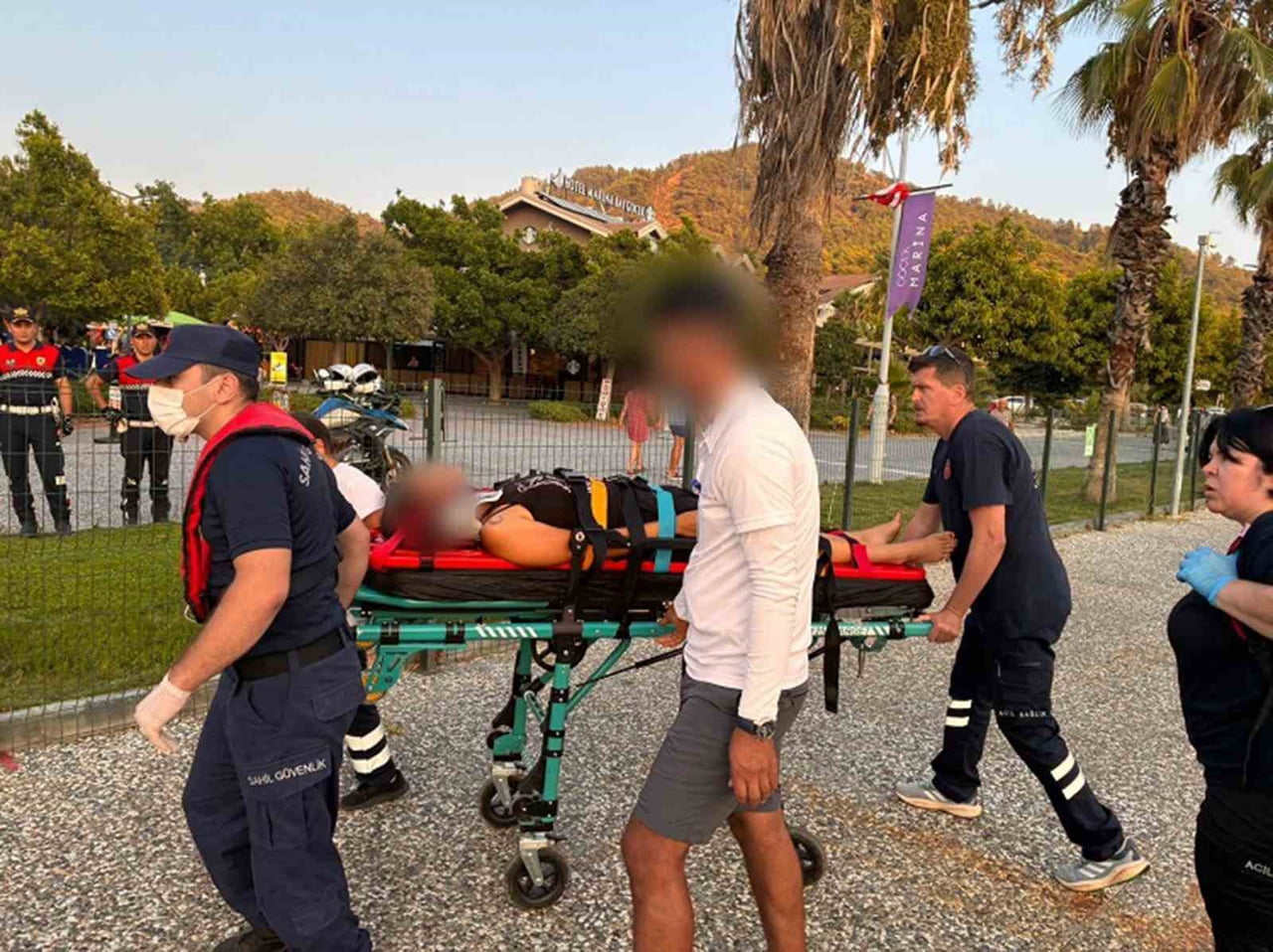 MUĞLA’NIN FETHİYE İLÇESİ AÇIKLARINDA SEYREDEN TİCARİ YATTA YARALANAN VATANDAŞ SAHİL GÜVENLİK...