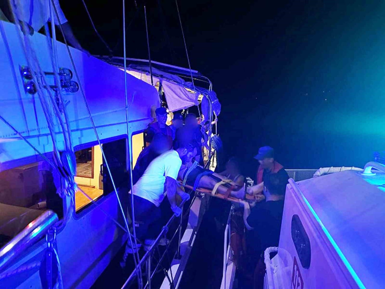 MUĞLA’NIN MARMARİS İLÇESİ AÇIKLARINDA SEYREDEN TİCARİ YATTA YARALANAN VATANDAŞ SAHİL GÜVENLİK...