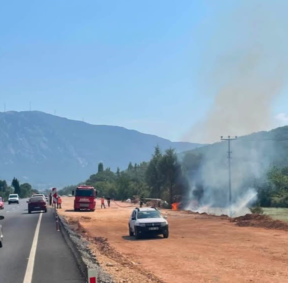 MUĞLA’NIN MENTEŞE İLÇESİ DENİZLİ YOLU ÜZERİNDE OTLUK ALANDA ÇIKAN YANGIN, EKİPLERİN MÜDAHALESİYLE...