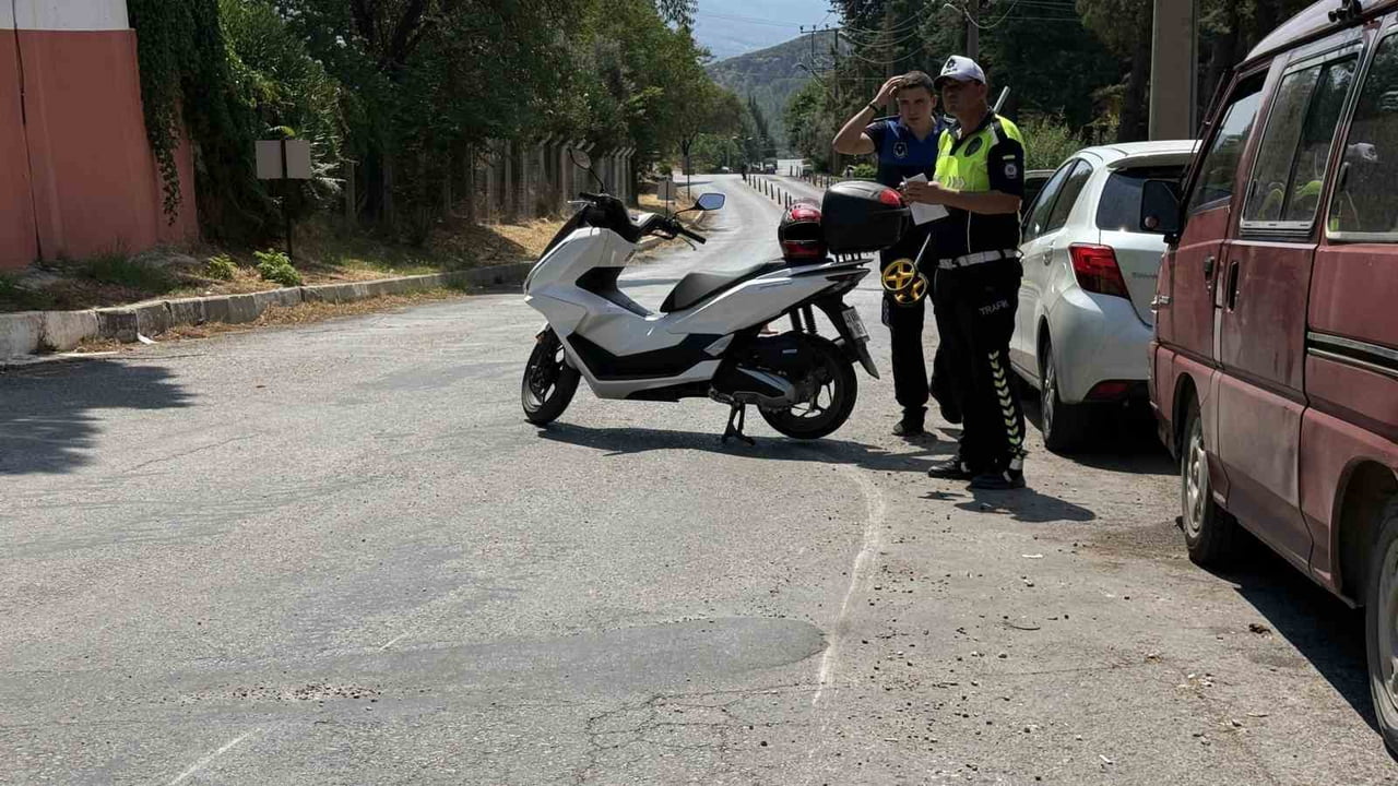 MUĞLA’NIN MENTEŞE İLÇESİNDE MOTOSİKLETİN ÖNÜNE ANİDEN ÇIKAN KÜÇÜK KIZ ÇOCUĞU, SÜRÜCÜNÜN FREN...