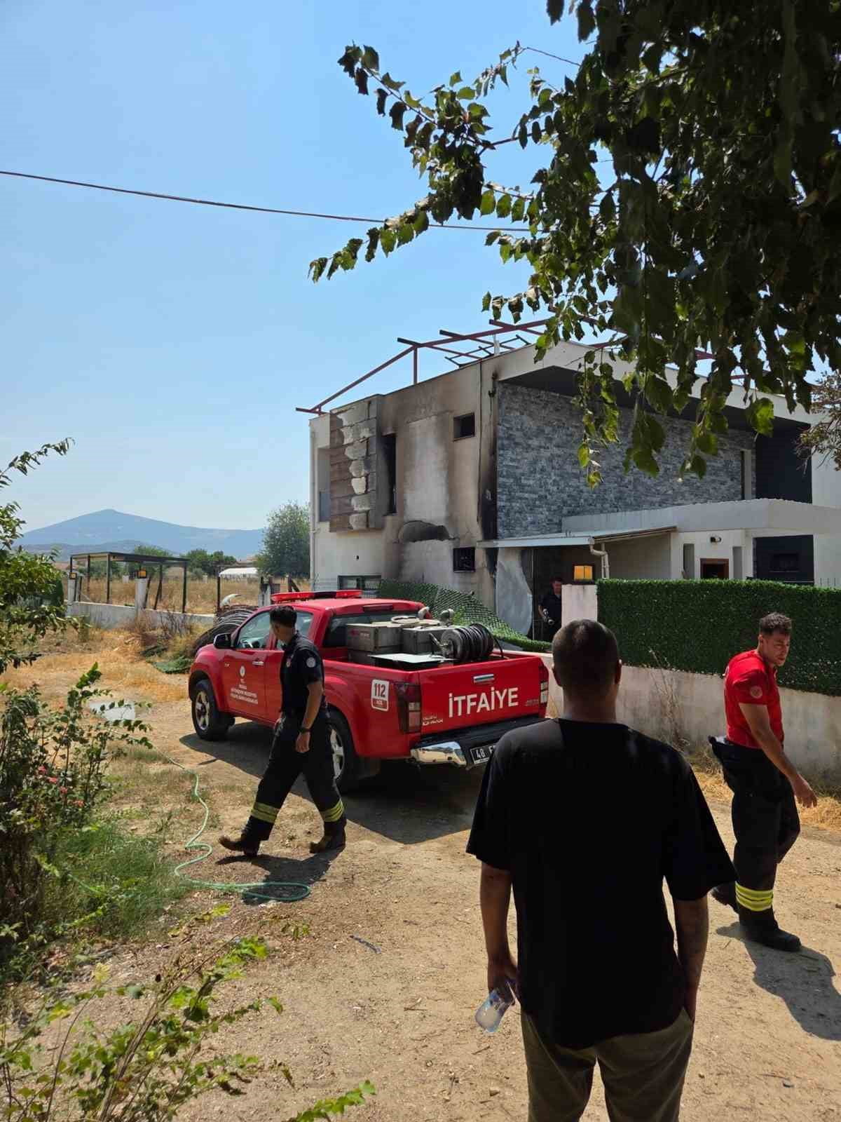 MUĞLA’NIN MİLAS İLÇESİNE BAĞLI BAHÇEBURUN MAHALLESİ’NDE MEYDANA GELEN YANGINDA, EV BİTİŞİĞİNDEKİ...