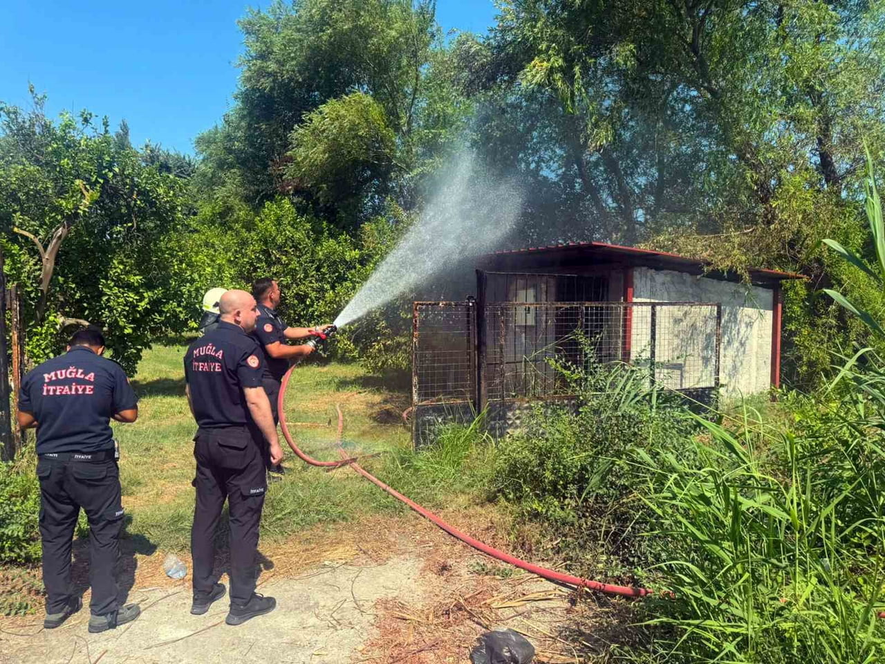 MUĞLA’NIN ORTACA İLÇESİNDE KÜÇÜK AHŞAP ÇATILI BİR KULÜBE ÇEVRESİNDEKİ ÇUVALLARIN TUTUŞMASI SONUCU...