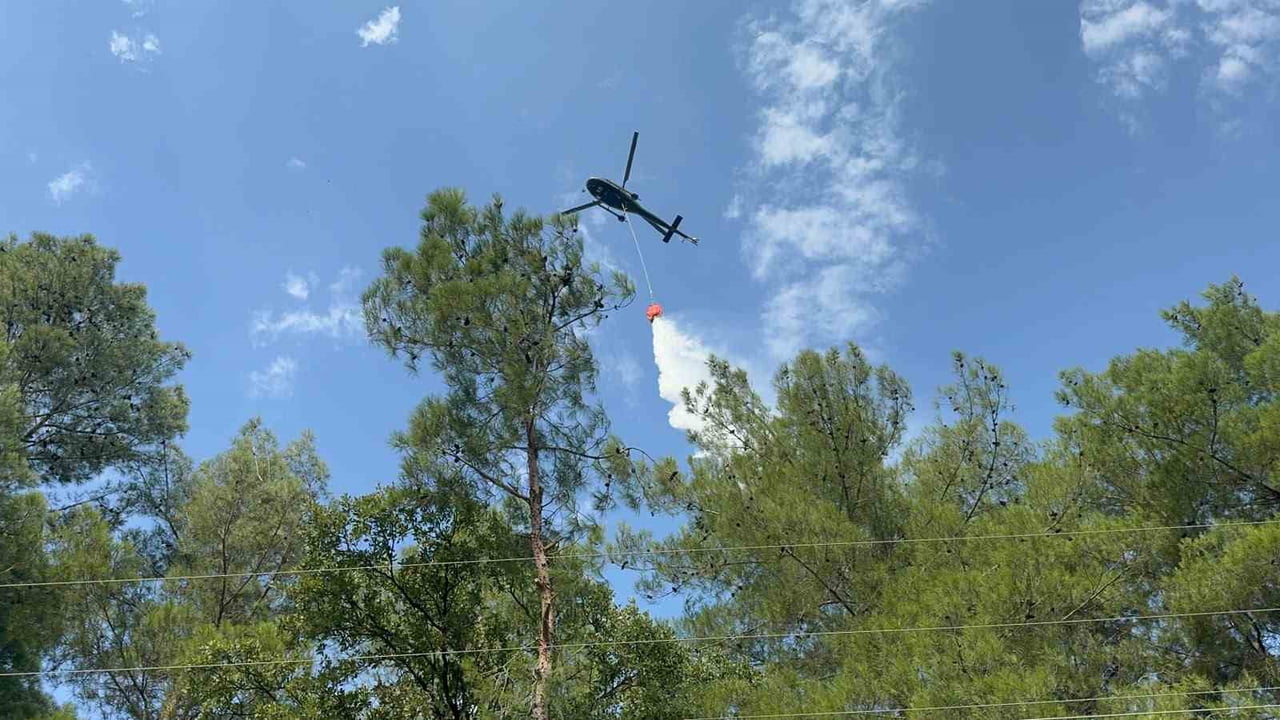 MUĞLA’NIN SEYDİKEMER İLÇESİNDE ORMANLIK ALANDA ÇIKAN YANGIN, EKİPLERİN HAVADAN VE KARADAN...