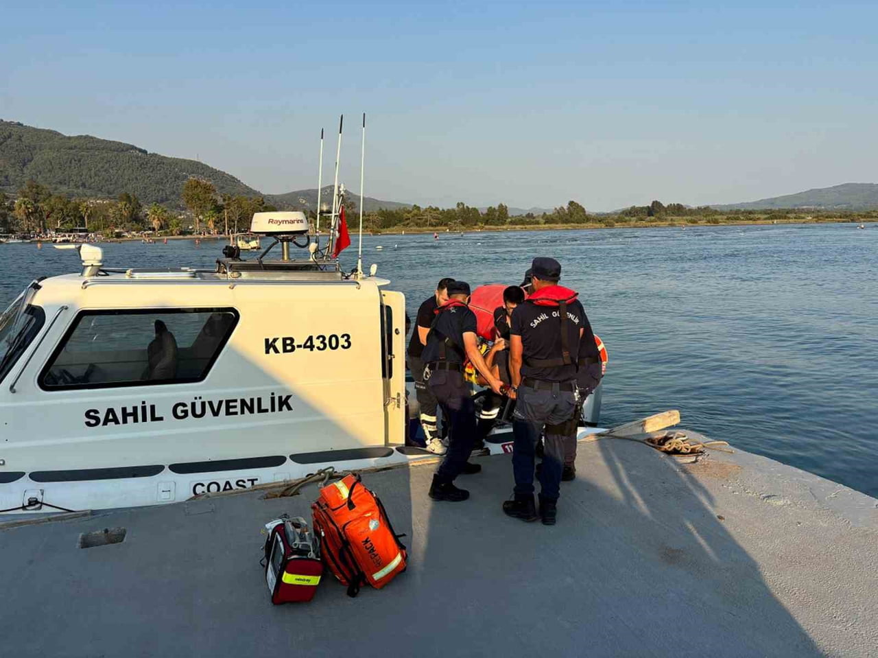 MUĞLA’NIN ULA İLÇESİ SEDİR ADASI MEVKİSİNDE KAYALIKLARDAN DÜŞEN VATANDAŞ SAHİL GÜVENLİK EKİPLERİ...