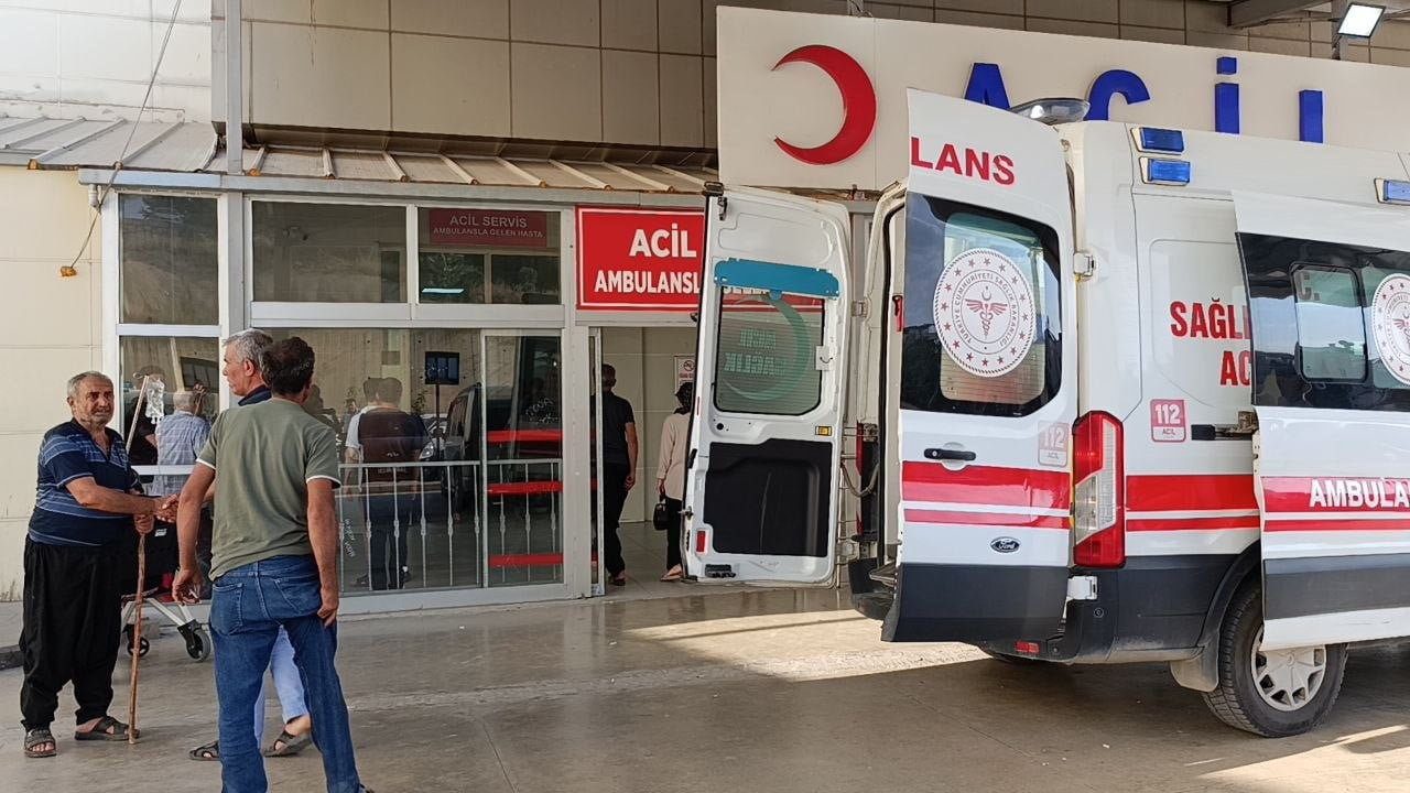 MUHTAR TRAKTÖRÜN ALTINDA KALARAK AĞIR YARALANDI