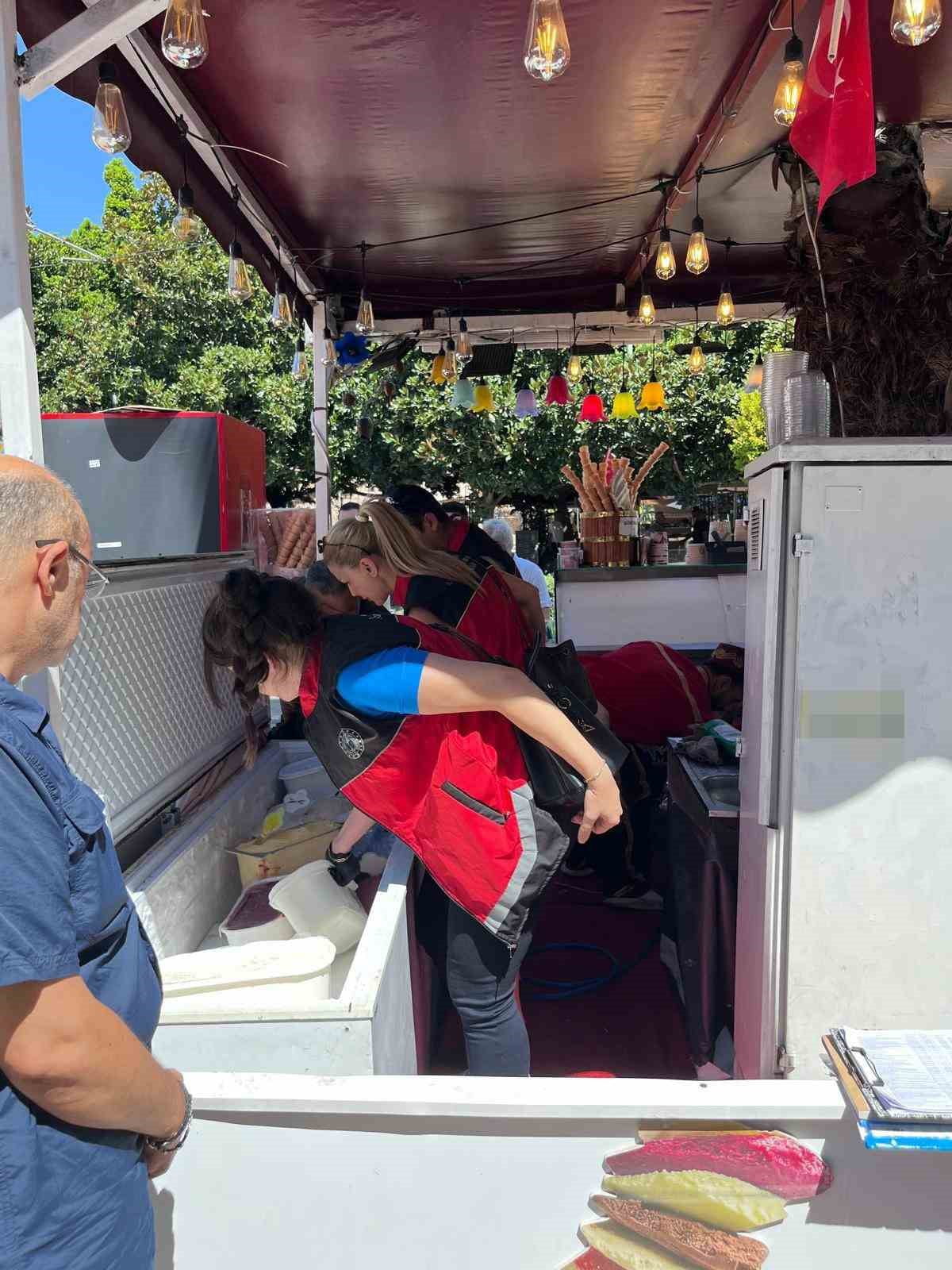 MURATPAŞA'DA BİR İŞLETME, BİR KÜLAH DONDURMA İÇİN 10 EURO TALEP EDİLDİĞİ YÖNÜNDEKİ ŞİKAYET ÜZERİNE...