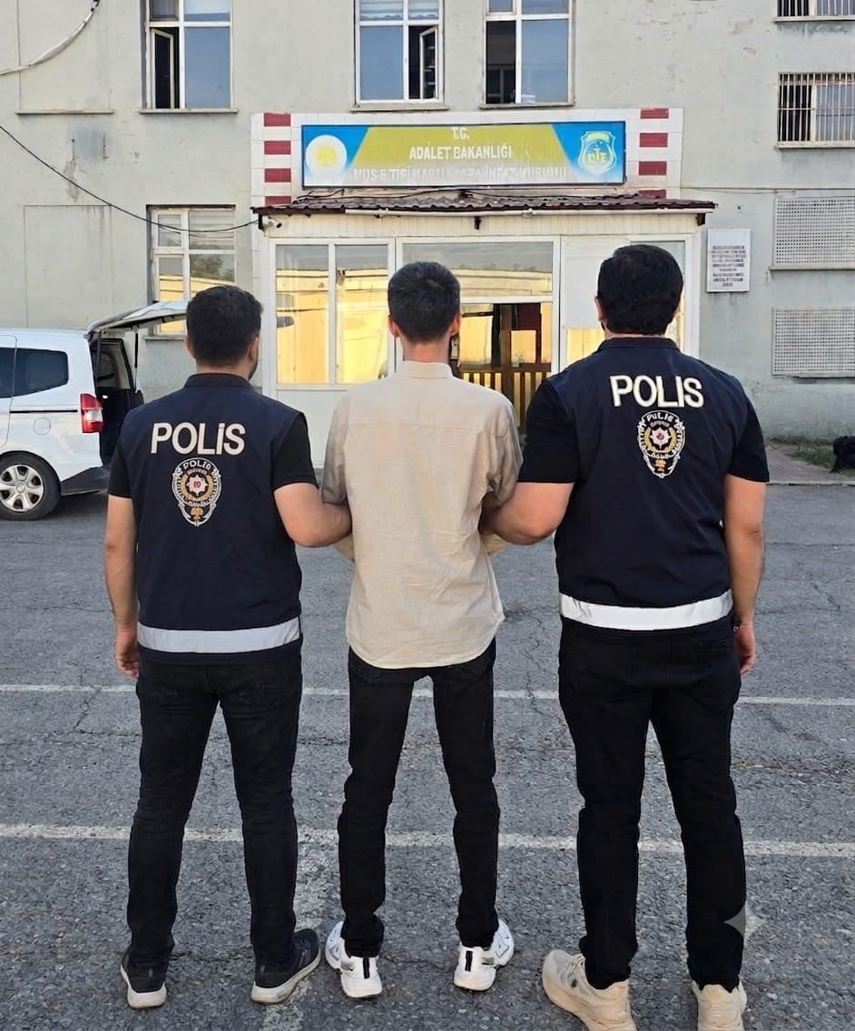 MUŞ'TA HAKKINDA FARKLI SUÇLARDAN KESİNLEŞMİŞ TOPLAM 8 YIL 3 AY HAPİS CEZASI BULUNAN HÜKÜMLÜ, POLİS...