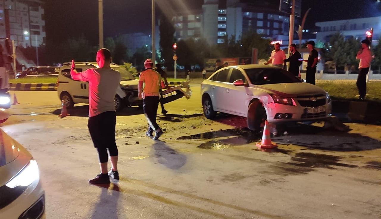 MUŞ HASTANE KAVŞAĞINDA 2 ARAÇ ÇARPIŞTI!