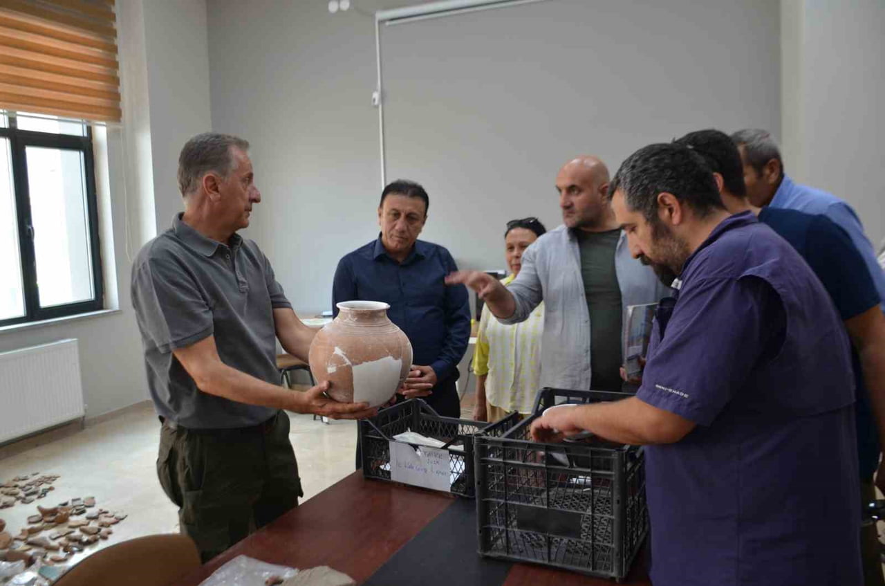 MUŞ KÜLTÜR VE TURİZM MÜDÜRÜ MEHMET ŞENGÜL (EN SOLDA), MALAZGİRT İLÇESİNDE DEVAM EDEN ARKEOLOJİK...