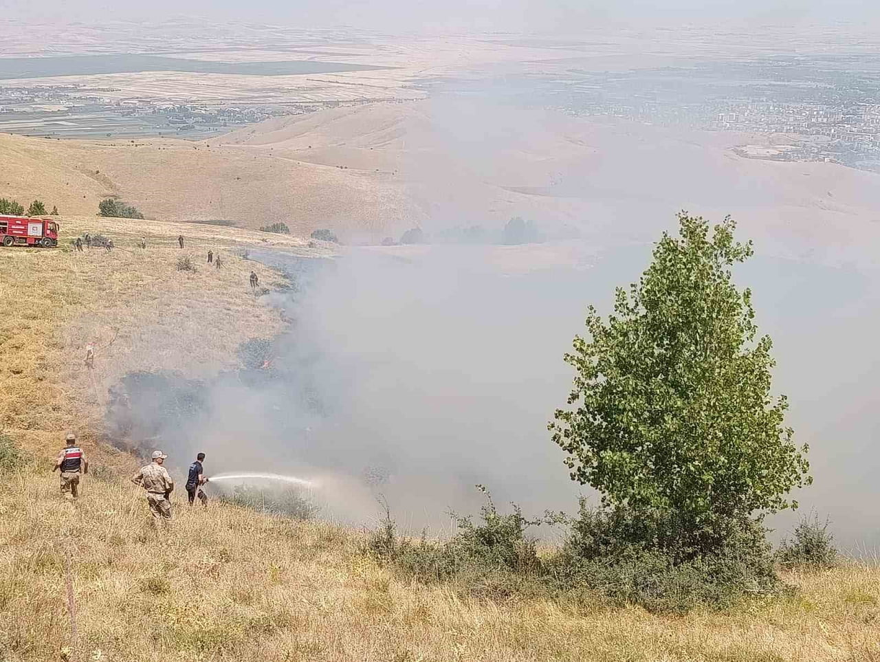 MUŞ MERKEZE BAĞLI KARLIDERE KÖYÜNDE ÇIKAN ÖRTÜ YANGINI, RÜZGÂRIN DA ETKİSİYLE KISA SÜREDE GENİŞ...