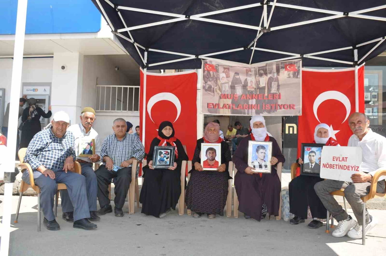 MUŞ’TA EVLAT NÖBETİNİ 259 HAFTADIR SÜRDÜREN AİLELER, TBMM’DEN GEÇEN VE PKK’NIN SİLAH BIRAKMA...
