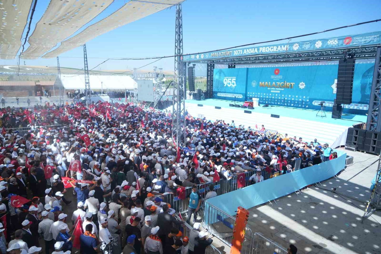 MUŞ’UN MALAZGİRT İLÇESİNDE BİNLERCE VATANDAŞ, MALAZGİRT ZAFERİ’NİN 955’İNCİ YIL DÖNÜMÜ...