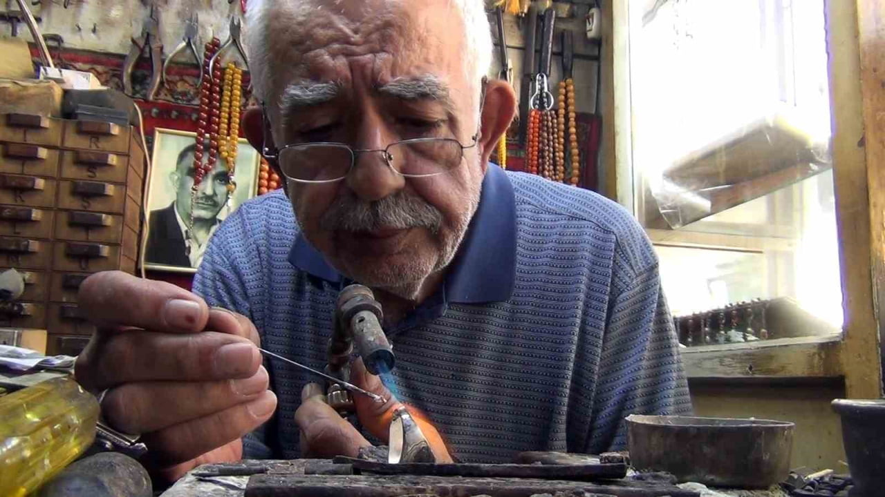 MUSTAFA ZEREN, NABASINDAN ÖĞRENDİĞİ MESLEĞİ İLK GÜNKÜ AŞKLA SÜRDÜRÜYOR