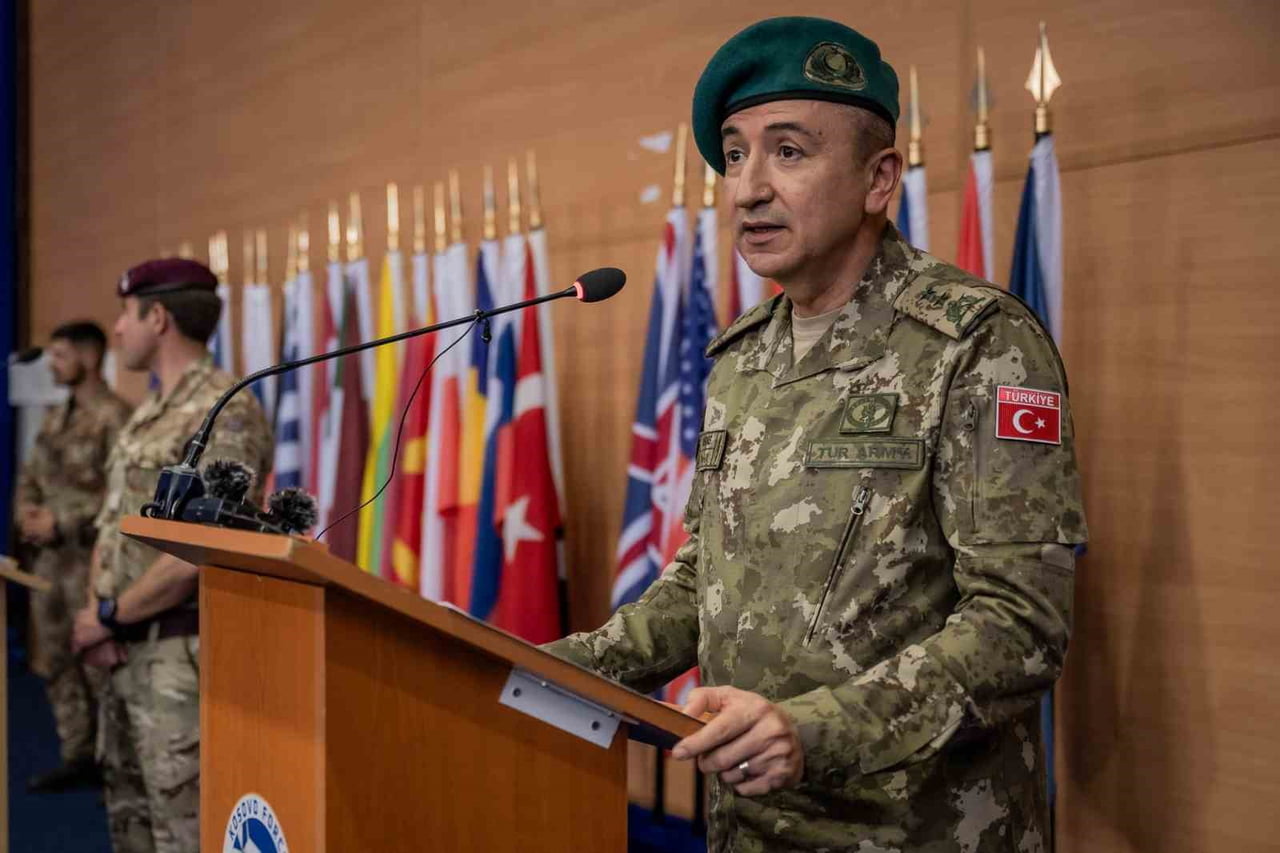 NATO'NUN KOSOVA'DAKİ BARIŞ GÜCÜ KFOR, KOSOVA’NIN EN ÖNEMLİ KENTLERİNDEN MİTROVİÇA’YI İKİYE BÖLEN...