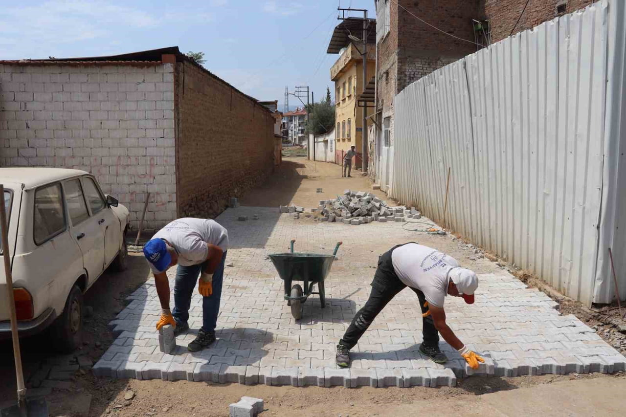 NAZİLLİ BELEDİYESİ, DUMLUPINAR MAHALLESİ 349 SOKAK’TA BAŞLATTIĞI YOL ÇALIŞMALARINI...