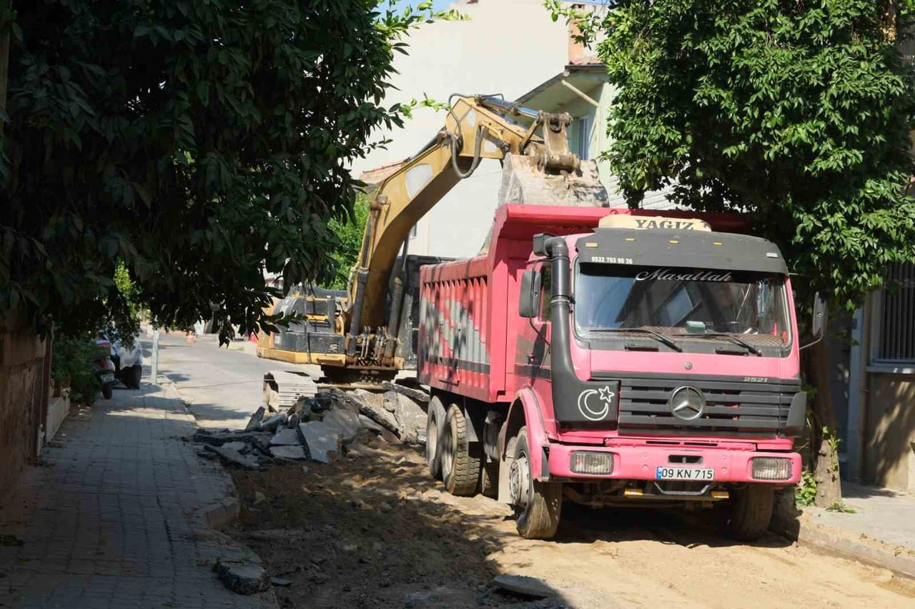 NAZİLLİ BELEDİYESİ FEN İŞLERİ MÜDÜRLÜĞÜ EKİPLERİ, YENİ MAHALLE'DE 161, 78, 78/1, 153, 76 VE 68...