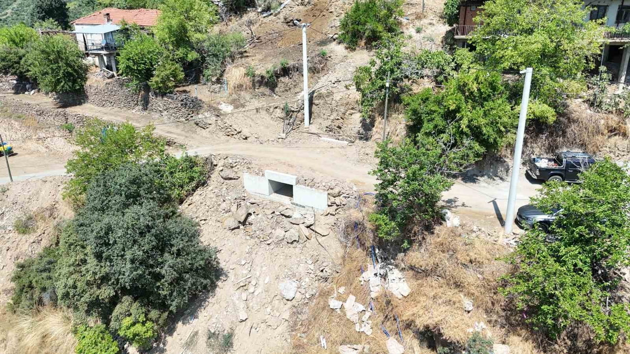 NAZİLLİ BELEDİYESİ, MERKEZ VE KIRSAL MAHALLELERDE SÜRDÜRDÜĞÜ YOL YAPIM, BAKIM VE ONARIM...
