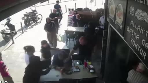 Nefes borusuna ekmek parçası kaçan kadını, polis Heimlich manevrasıyla böyle kurtardı