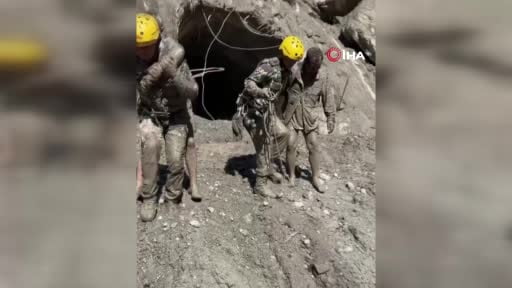 Nepal'in Çin sınırında meydana gelen taşkının yol açtığı sel felaketinde hayatını kaybedenlerin...